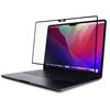 Na zdjęciu znajduje się laptop z nałożoną folią ochronną na ekranie, która jest częściowo przezroczysta i ma czarną ramkę. Ekran laptopa wyświetla kolorową tapetę z gradientem w odcieniach różu i fioletu.
