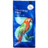 Niebieskie opakowanie z kawą ziarnistą "Morning Bird Medium" o wadze 1 kg, ozdobione kolorową ilustracją papugi i liści. W górnej części widnieje okrągłe logo z napisem "Wypalana metodą rzemieślniczą".