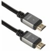 Na zdjęciu widoczny jest czarny kabel HDMI z dwoma złączami, na których znajduje się napis "HDMI" oraz strzałka wskazująca kierunek. Kabel ma plecioną osłonę, a złącza są w kolorze srebrnym i czarnym.