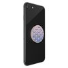 Telefon z czarną obudową ma zamontowany uchwyt i podstawkę POPSOCKETS. Wzór na uchwycie przedstawia iryzujące łuski w odcieniach fioletu i różu.