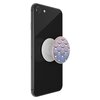 Telefon z zamontowanym uchwytem i podstawką POPSOCKETS, ozdobionym wzorem przypominającym łuski w odcieniach fioletu i niebieskiego. Na uchwycie widoczny jest napis "POPSOCKETS".