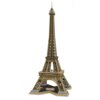 Na zdjęciu znajduje się model 3D Wieży Eiffla wykonany z puzzli, z widocznym napisem "EIFFEL TOWER" na podstawie. Konstrukcja jest szczegółowa, z elementami przypominającymi metalową kratownicę charakterystyczną dla oryginalnej wieży.