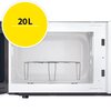Otwarta kuchenka mikrofalowa z widocznym wnętrzem i metalowym stelażem, na którym można umieścić naczynia; na zdjęciu znajduje się żółte kółko z napisem "20L". Kuchenka jest w kolorze białym.