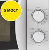Fragment kuchenki mikrofalowej z widocznymi dwoma pokrętłami do regulacji mocy i czasu, obok których znajdują się oznaczenia poziomów mocy: M.Low, Med, M.High, Low, High oraz symbole funkcji. Na żółtym tle widnieje napis "5 MOCY".