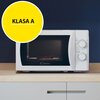 Biała kuchenka mikrofalowa z logo "Candy" na drzwiczkach, umieszczona na drewnianym blacie, z widocznymi pokrętłami do regulacji czasu i mocy. Obok kuchenki znajduje się żółte koło z napisem "KLASA A".