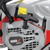 Zbliżenie na część piły spalinowej z widocznym logo "DEDRA" oraz oznaczeniem modelu "DED8713". Na obudowie znajduje się żółta naklejka z czarnym napisem "L WA 112".