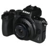 Aparat fotograficzny z zamontowanym obiektywem, na którym widnieje napis "CF 10mm f/4.0 Cookie Ø37mm". Na korpusie aparatu znajduje się logo "Nikon" oraz oznaczenie "Z 50".
