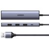 Na zdjęciu widoczny jest hub UGREEN z trzema portami USB i jednym portem USB-C, z napisem "UGREEN" na obudowie. Obok znajduje się kabel USB z takim samym napisem na wtyczce.
