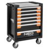 Czarna szafka narzędziowa na kółkach z siedmioma szufladami, z pomarańczowymi uchwytami, oznaczona logo "NEO TOOLS". Na górnej powierzchni szafki widoczne jest wytłoczone logo "NEO".