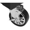Zdjęcie przedstawia metalowe koło z czarną oponą, zamocowane do szafki narzędziowej. Koło posiada mechanizm blokujący oraz srebrne, błyszczące szprychy.