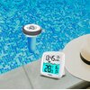 Stacja pogody GREENBLUE GB216 znajduje się na brzegu basenu, obok kapelusza, z wyświetlaczem pokazującym godzinę 13:45, temperaturę 26,8°C i wilgotność 60%. W basenie unosi się pływający czujnik z widocznym symbolem termometru.