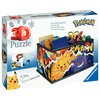 Pudełko przedstawia kolorowe postacie z serii Pokémon, w tym Pikachu, na tle dynamicznych wzorów. Na opakowaniu widnieje napis "3D Puzzle" oraz logo "Ravensburger", a także informacje o wymiarach 22,6 cm / 8,9 in. i technologii "Easyclick".