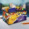 Na zdjęciu znajduje się pudełko do przechowywania z motywem Pokemon, złożone z puzzli 3D. Na jego powierzchni widoczne są postacie z Pokemon oraz napis "POKEMON" z symbolem Pokeballa, a w środku znajdują się przybory biurowe, takie jak nożyczki i notesy.