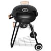 Czarny grill węglowy na kółkach z drewnianymi uchwytami, posiada okrągłą pokrywę z regulowanym otworem wentylacyjnym. Pod grillem znajduje się metalowa półka na akcesoria.