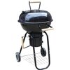 Czarny grill węglowy z pokrywą, wyposażony w drewniane uchwyty i metalowy ruszt na dole, osadzony na dwóch kołach. Produkt ma okrągły kształt i jest wykonany z metalu.