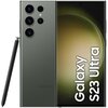 Na zdjęciu widoczny jest zielony smartfon z dużym ekranem, na którym wyświetlony jest napis "Galaxy S23 Ultra". Obok telefonu znajduje się rysik, a na tylnej obudowie widoczne są cztery obiektywy aparatu oraz logo "SAMSUNG".