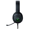 Czarne słuchawki nauszne z widocznym logo Razer w kolorze zielonym na nauszniku oraz mikrofonem na wysięgniku. Na pałąku znajduje się litera "R".