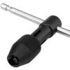 Stalowe pokrętło typu T z grzechotką do gwintowników M3-M8 marki NEO TOOLS, model 12-908, z widocznym czarnym uchwytem o teksturowanej powierzchni. Produkt ma metalowy trzonek i jest przeznaczony do precyzyjnych prac z gwintownikami.