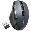 Czarna mysz komputerowa z logo "UGREEN" na boku, obok której znajduje się mały odbiornik USB. Mysz ma ergonomiczny kształt z wyraźnie zaznaczonymi przyciskami i rolką przewijania.