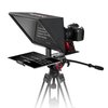 Na zdjęciu znajduje się teleprompter DESVIEW TP150 zamontowany na statywie z aparatem fotograficznym. Na ekranie telepromptera widoczny jest tekst: "TP150 Smart Teleprompter Supports Ultra Wide Patent design", a na dolnej części urządzenia znajduje się lo