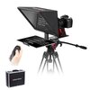 Na zdjęciu znajduje się teleprompter DESVIEW TP150 zamontowany na statywie z aparatem fotograficznym. Obok widoczny jest pilot zdalnego sterowania trzymany w dłoni oraz walizka z napisem "desview".