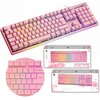 Na zdjęciu widoczna jest różowa klawiatura z podświetleniem RGB, a obok niej znajdują się dwa opakowania z grafiką przedstawiającą tę samą klawiaturę. Na opakowaniach widnieje napis "MINI MECHANICAL GAMING KEYBOARD PK75".