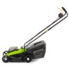Na zdjęciu znajduje się akumulatorowa kosiarka w kolorze zielono-czarnym z dużymi kołami i długim uchwytem. Kosiarka ma widoczny pojemnik na trawę z perforowanymi bokami.