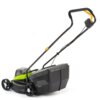 Na zdjęciu znajduje się akumulatorowa kosiarka o zielono-czarnym korpusie z czarnym uchwytem i pomarańczowymi elementami. Kosiarka posiada cztery koła i duży czarny kosz na trawę z widocznymi otworami wentylacyjnymi.