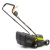 Na zdjęciu znajduje się akumulatorowa kosiarka ogrodowa w kolorze zielonym i czarnym, z dużym pojemnikiem na trawę oraz ergonomicznym uchwytem. Kosiarka ma widoczne koła i elementy sterujące w kolorze pomarańczowym.