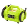 Zielony kompresor akumulatorowy z uchwytem, na którym widnieje napis "FIELDMANN FDAK 70205-0 20V Air Compressor 20V Li-Ion, Max 10 bar, 25L/min, BJ 10/2021". Obok znajduje się czarny wąż powietrzny oraz przewód z końcówką do pompowania.