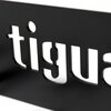 Czarne tło z wyciętym napisem "tiguar", przez które prześwituje białe tło. Krawędzie wycięcia są gładkie i precyzyjnie wykonane.