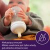 Na zdjęciu widoczne jest dziecko trzymające butelkę z napisem "Philips Avent" oraz smoczek. Na dole zdjęcia znajduje się tekst: "Niekapiący smoczek Mleko uwalniane jest tylko wtedy, gdy dziecko aktywnie ssie" oraz ikona przekreślonej kropli.