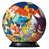 Na zdjęciu znajduje się trójwymiarowa kula z puzzli, przedstawiająca kolorowe postacie z serii Pokemon. Kula jest umieszczona na czarnej podstawce, a na jej powierzchni widoczne są różne postacie w dynamicznych pozach.