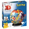 Pudełko przedstawia produkt "3D Puzzle" z motywem Pokémon, z widocznym napisem "Sturdy - no glue required" oraz "Ravensburger". Na ilustracji znajduje się kula złożona z puzzli, ozdobiona postaciami z Pokémon, a w dolnym rogu widnieje postać Pikachu.