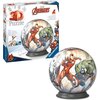 Pudełko z puzzlami 3D przedstawia kulę z postaciami z serii Marvel Avengers, w tym Iron Manem, Kapitanem Ameryką i Hulkiem, z napisem "3D Puzzle" oraz logo "Ravensburger". Na opakowaniu widnieje również informacja o stabilności produktu w kilku językach.