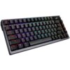 Na zdjęciu widoczna jest klawiatura mechaniczna z podświetleniem RGB, posiadająca klawisze funkcyjne oznaczone od F1 do F12 oraz logo producenta w prawym górnym rogu. Klawisze mają różnokolorowe podświetlenie, a na klawiszu "Caps" widoczny jest czerwony n