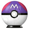 Na zdjęciu znajduje się trójwymiarowa układanka w kształcie kuli, przedstawiająca Master Ball z serii Pokemon, z charakterystycznym wzorem w kolorach fioletowym, białym i czarnym oraz literą "M" na górze. Kula składa się z połączonych elementów puzzli i j