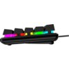 Czarna klawiatura mechaniczna z podświetleniem RGB, widoczna z boku, z klawiszami unoszącymi się nad podstawą. Podświetlenie klawiszy mieni się kolorami: różowym, czerwonym, żółtym, zielonym i niebieskim.