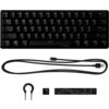 Czarna klawiatura mechaniczna z układem klawiszy QWERTY, widoczny jest napis "HyperX" na spacji. Poniżej znajduje się odłączany kabel USB, narzędzie do zdejmowania klawiszy, dodatkowy klawisz oraz ozdobna nakładka na spację.