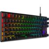 Czarna klawiatura mechaniczna z podświetleniem RGB, na której widoczne są klawisze z oznaczeniami liter, cyfr i funkcji, w tym ESC, F1-F12, TAB, CAPS, SHIFT, CTRL, ALT oraz logo HyperX. Klawisze są podświetlone w różnych kolorach, tworząc efekt tęczy.