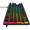 Czarna klawiatura mechaniczna z podświetleniem RGB, na której widoczne są klawisze z literami i symbolami, a także logo HyperX na klawiszu spacji. Klawisze są podświetlone w różnych kolorach, tworząc efekt tęczy.