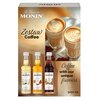 Opakowanie zestawu syropów do kawy MONIN Mini Set 3 x 50 ml przedstawia trzy butelki syropów oraz dwa szklane kubki z kawą ozdobioną wzorem z mleka. Na opakowaniu znajdują się napisy: "Le Sirop de MONIN", "Zestaw Coffee", "Coffee with our unique flavours"