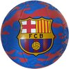 Piłka nożna w kolorach niebieskim i czerwonym z kamuflażowym wzorem, na której widnieje herb z napisem "FCB" oraz piłką w dolnej części. Herb zawiera czerwono-białą krzyżową tarczę oraz pionowe żółto-czerwone pasy.