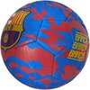 Na zdjęciu znajduje się piłka nożna z wzorem w niebiesko-czerwony kamuflaż, z widocznym herbem klubu piłkarskiego oraz napisem "BARÇA BARÇA BARÇA" w żółtym kolorze.