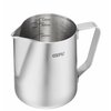Srebrny dzbanek do mleka z uchwytem, na którym widoczne są miarki: 330 ml, 300 ml, 240 ml oraz 11 oz, 10 oz, 8 oz. Na zewnętrznej stronie dzbanka znajduje się logo "GEFU".