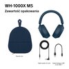 Na zdjęciu widoczne są niebieskie słuchawki nauszne, twarde etui, kabel audio 3,5 mm oraz kabel ładujący USB-A do USB-C. Tekst na zdjęciu brzmi: "WH-1000X M5 Zawartość opakowania".