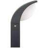 Na zdjęciu znajduje się nowoczesna lampa ogrodowa z ciemnoszarym, zakrzywionym korpusem i białym kloszem. Produkt ma prosty, elegancki design z widoczną śrubą mocującą na korpusie.