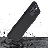 Na zdjęciu widoczne jest szaro-czarne etui na telefon, które unosi się nad powierzchnią, z której unoszą się odłamki, sugerując upadek. Etui ma wycięcia na aparat z trzema obiektywami.