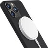 Na zdjęciu widoczne jest szaro-czarne etui na telefon z trzema obiektywami aparatu oraz przymocowaną białą ładowarką magnetyczną. Etui ma gładką powierzchnię i wycięcia na przyciski boczne.