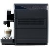 Czarny ekspres do kawy z wyświetlaczem dotykowym, na którym widoczne są ikony różnych rodzajów kaw, takich jak espresso i americano. Na panelu znajduje się logo "Saeco", a poniżej widać filiżankę z nalewającą się kawą.